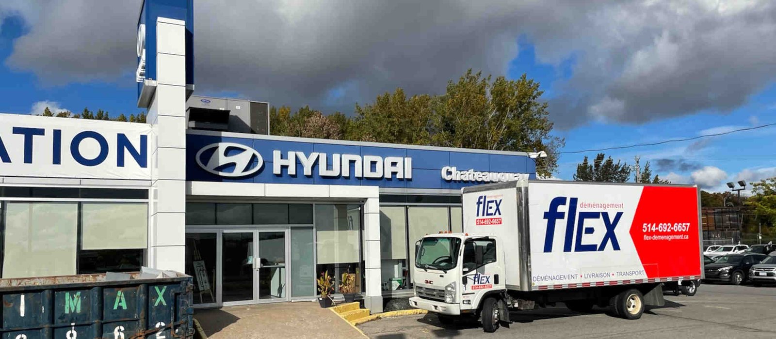 Camion Flex Déménagement stationné devant un concessionnaire Hyundai pour un déménagement commercial à Montréal