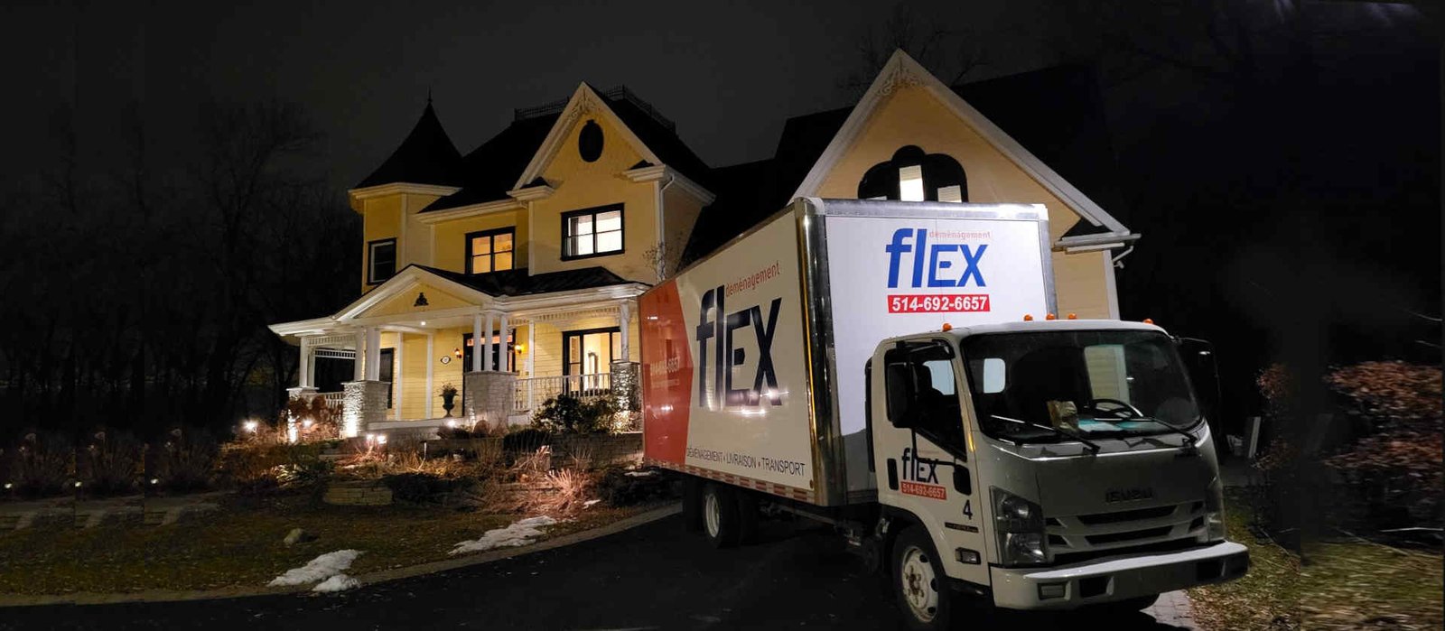 Camion Flex Déménagement devant une maison de prestige de nuit pour un service de déménagement professionnel à Montréal