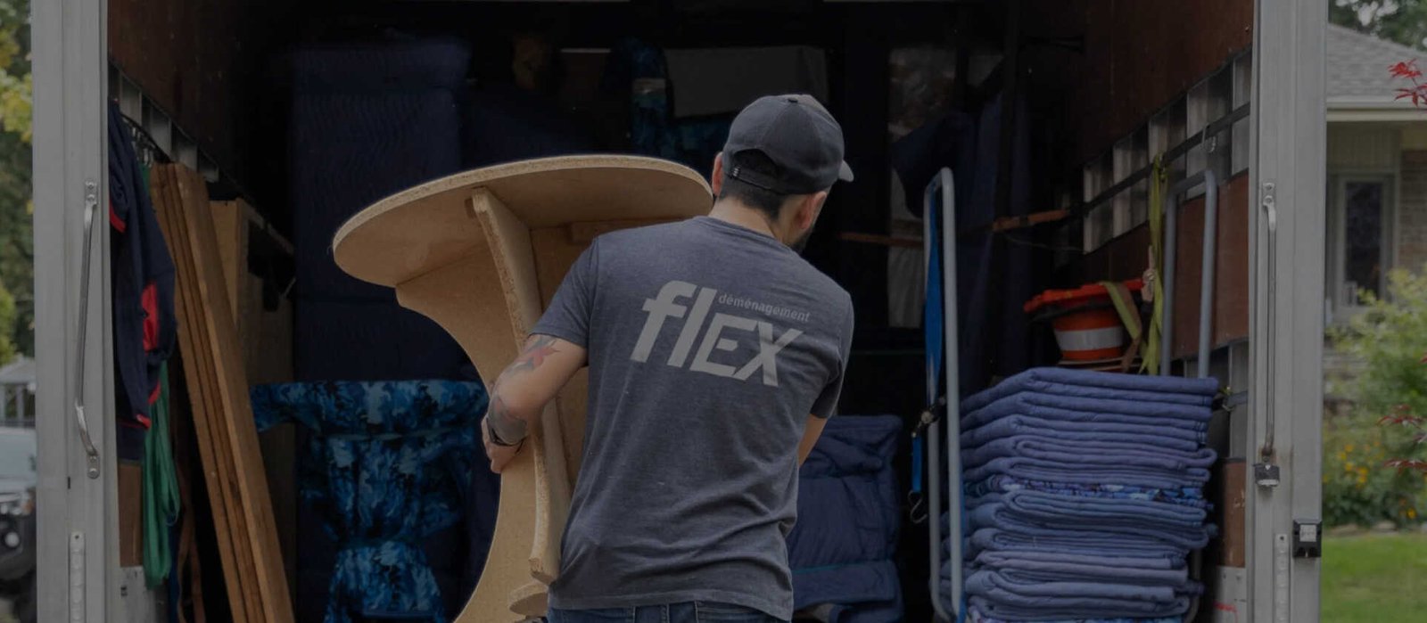 Déménageur Flex chargeant une table ronde dans un camion de déménagement à Montréal
